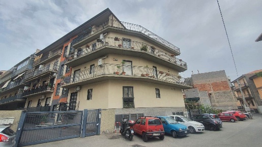 Foto Appartamento a Camporotondo Etneo Centro di 100 m² con 3 locali