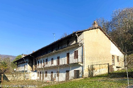 Foto Rustico a Palazzo Canavese di 300 m² con 9 locali in vendita