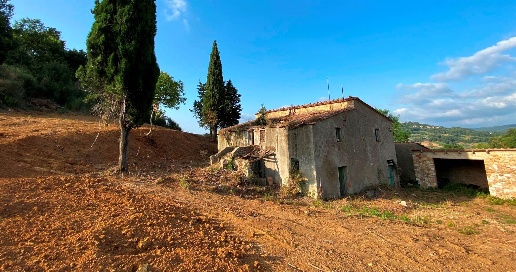 Foto Rustico a Pomarance di 330 m² con 10 locali in vendita