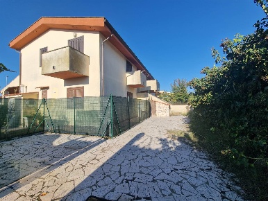Foto Villa unifamiliare in via dei Gelsi  179, Anzio Lido dei Pini di 70 m²