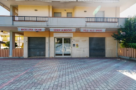 Foto Locale commerciale in via roma 355, Silvi Silvi Marina di 121 m²
