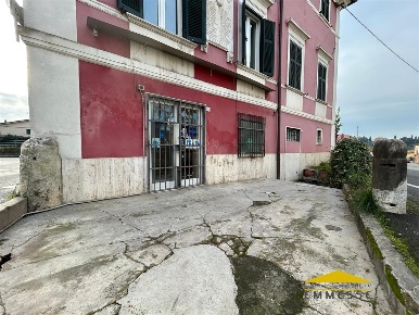 Foto Locale commerciale in via provinciale, Carrara di 45 m² con 2 locali