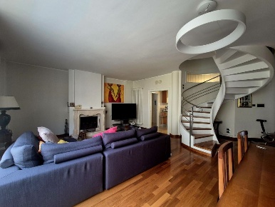 Foto Appartamento in Via Italia, Gissi Centro di 209 m² con 10 locali