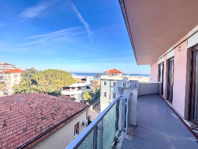 Foto Appartamento in via regina Elena, Pescara di 200 m² con 6 locali