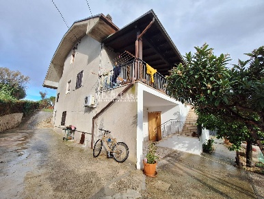 Foto Casa indipendente in via montecoccio, Spinetoli di 330 m² con 6 locali