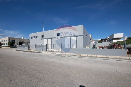 Foto Attività commerciale in via Paolo Borsellino, Floridia di 1425 m²