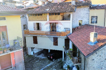 Foto Appartamento a Costa Volpino Centro di 121 m² con 4 locali in vendita