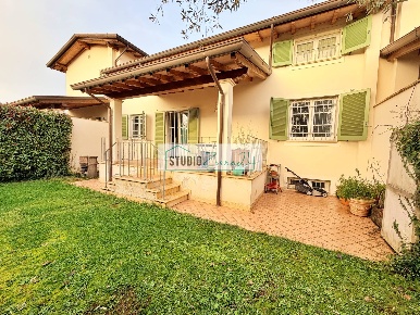 Foto Villa a schiera in Via traversagna, Pietrasanta di 210 m² con 8 locali