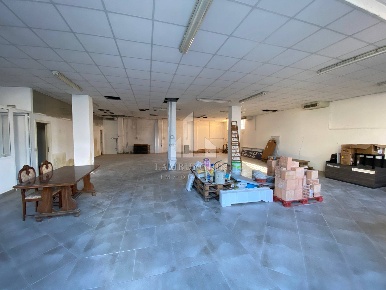 Foto Negozio in Via Menotti Cova, Ferrara Via Modena di 260 m² con 4 locali