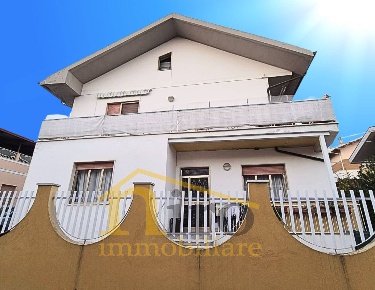 Foto Casa indipendente in Via Salita Facciolini, Pescara di 400 m²