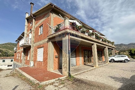 Foto Locale commerciale in via xxv aprile, Petralia Sottana di 346 m²