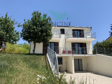 Foto Villa a schiera in Marcianello, Cingoli di 200 m² con 6 locali
