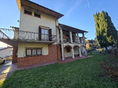 Foto Villa singola a Cavriglia di 320 m² con 7 locali in vendita