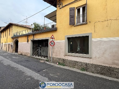 Foto Locale commerciale a Passirano Centro di 90 m² con 2 locali in vendita