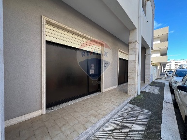 Foto Locale commerciale a Monopoli Centro di 130 m² con 5 locali in affitto