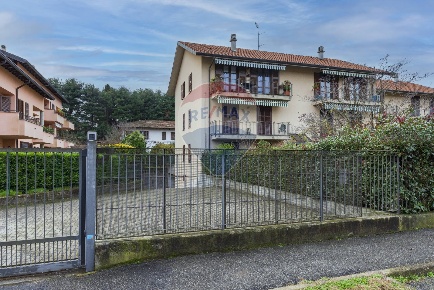 Foto Appartamento in Carlo Cattaneo, Sesto Calende Centro di 89 m²