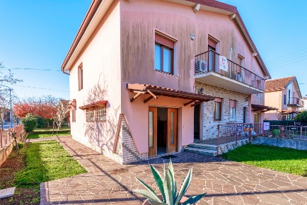 Foto Villa bifamiliare in Via Terza Villaggio Buffalora 24, Brescia