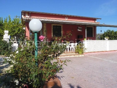 Foto Villa unifamiliare in Via mammanelli 50, Avola di 127 m² con 7 locali