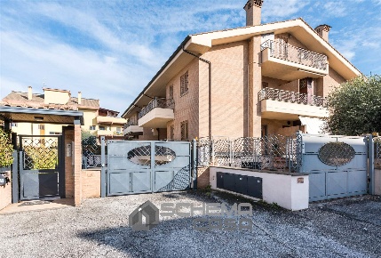 Foto Appartamento in via delle vigne di morena 28, Roma Morena di 109 m²