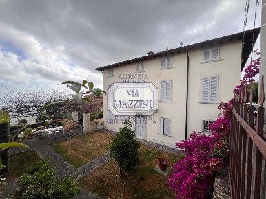Foto Villa bifamiliare a Pietrasanta di 330 m² con 12 locali in vendita