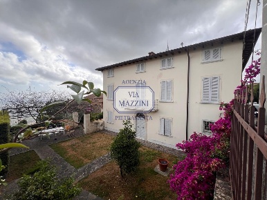 Foto Villa bifamiliare a Pietrasanta di 330 m² con 12 locali in vendita