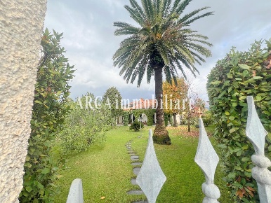 Foto Villa unifamiliare a Forte dei Marmi Centro di 310 m² con 8 locali
