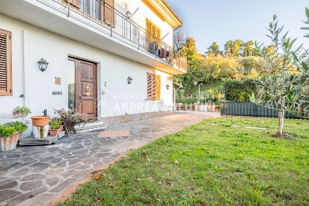 Foto Villa bifamiliare a Palaia di 105 m² con 6 locali in affitto