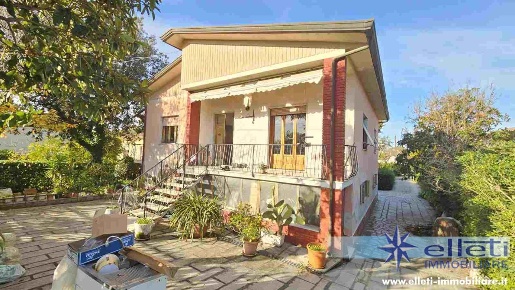 Foto Villa unifamiliare a Massa Marina di Massa Centro di 220 m² in vendita