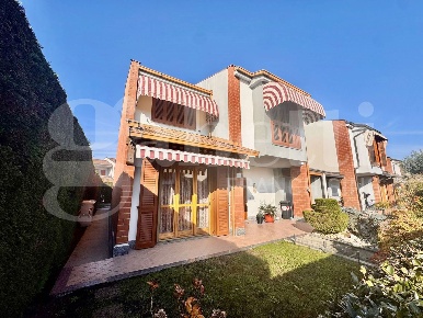 Foto Casa indipendente in Trana, Sangano di 220 m² con 5 locali in vendita