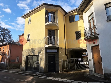 Foto Negozio in Via Giulio Carcano 28, Cantù Centro di 50 m² con 3 locali