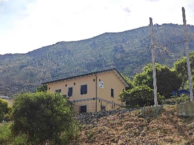 Foto Appartamento a Gioiosa Marea Calavà di 149 m² con 10 locali in vendita
