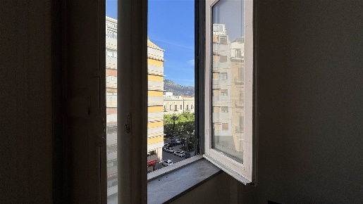 Foto Appartamento in Via Caltanissetta, Palermo di 117 m² con 4 locali