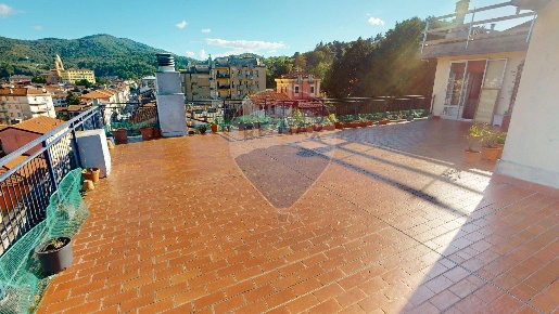 Foto Appartamento in via Vittorio Veneto, Busalla Centro di 143 m²