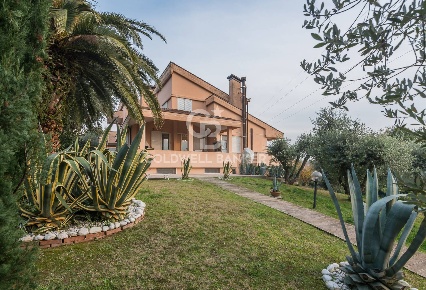 Foto Villa singola in Via Cattolica, Gradara Centro di 255 m² con 7 locali