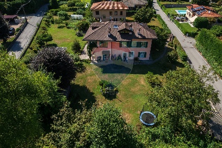 Foto Appartamento in Via Mattone, Marchirolo Centro di 233 m² con 6 locali