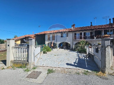 Foto Rustico in via Vecchia di Beinet, Pianfei Centro di 161 m² in vendita
