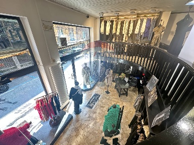Foto Negozio in Via Puccini, Varese Centro di 68 m² con 1 locali in vendita