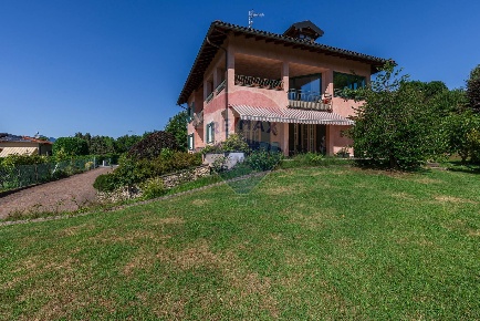 Foto Appartamento in Via Mattone, Marchirolo Centro di 187 m² con 5 locali