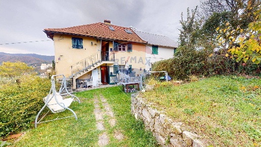 Foto Case semi ndipendenti in Via Pozzoni, Genova Bolzaneto di 242 m²