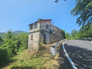 Foto Rustico in Località Laccio, Torriglia Laccio di 254 m² con 5 locali