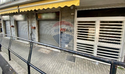 Foto Negozio in Via Aurelio Robino, Genova Marassi di 146 m² in vendita