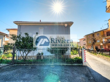 Foto Villa singola in Colombera, Diano Marina Centro di 180 m² con 8 locali