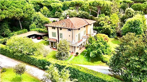 Foto Villa unifamiliare a Massa Ronchi - Poveromo di 550 m² con 12 locali