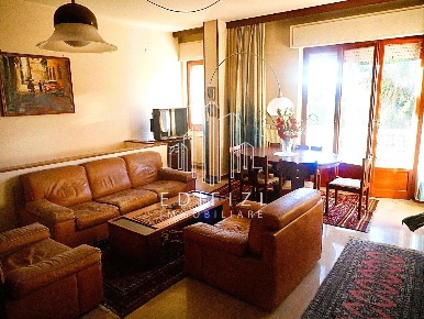 Foto Appartamento a Massa Marina di Massa Centro di 140 m² con 7 locali