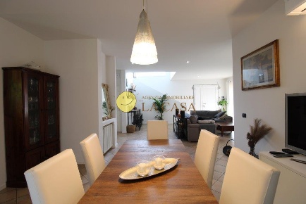 Foto Casa indipendente a Reggello di 235 m² con 7 locali in vendita