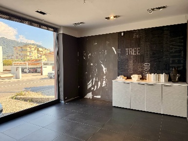 Foto Locale commerciale a Luni Casano Dogana Isola di 700 m² con 8 locali