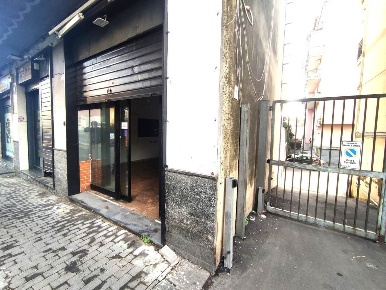 Foto Locale commerciale in Via Vittorio Emanuele II 116, Gravina di Catania