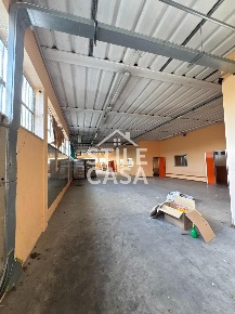 Foto Capannone industriale a Porcari Centro di 700 m² con 4 locali