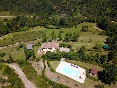 Foto Rustico a Palaia Centro di 300 m² con 14 locali in vendita