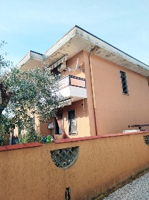 Foto Villa bifamiliare a Massa Marina di Massa Centro di 150 m² in vendita